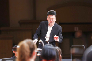 響應馬祖國際藝術島,新竹青年國樂團來馬公演,該團藝術總監劉江濱將親自指揮;為了演出效果,首次在民俗文物館廣場搭建舞台。(圖:曹重偉、文化處)