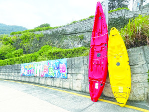 　北竿馬拉松賽道完成相關告示牌豎立，比賽當天各道路實施交管，往返車輛原則以逆時鐘方向繞島靠右行駛。（圖／文：陳鵬雄）