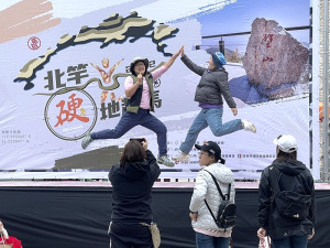 2022北竿硬地超級馬拉松今天上午7時在塘岐迎賓館前廣場鳴槍起跑。(圖/文:陳鵬雄)