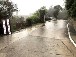 縣府執行110年7月、8月南竿鄉豪雨災害復建工程;聚英路往體育館路段身心障礙協會下方崩落實施封路,施工廠商籲請駕駛改道行駛。(圖/文:曹重偉)