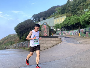 　2022北竿硬地超級馬拉松今年首創壁山挑戰組，要讓跑者體驗北竿最艱難賽道；林子誥一路領先奪下該組冠軍。（圖／文：馮紹夫）