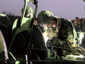 官兵於射擊前實施裝備檢整。