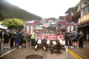 馬防部官兵於開跑前一同合影留念。(圖:杜育萱)