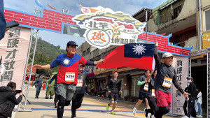 政戰主任唐少將與教育處陳處長一同揮舞國旗通過終點線。(圖:杜育萱)