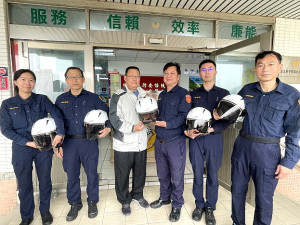 　議員陳玉發服務處贈送北竿警察所全新安全帽。（圖／文：陳鵬雄）