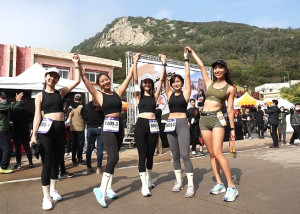 吸睛美女隊。(圖:北竿硬地超級馬拉松粉絲團、文:陳鵬雄)