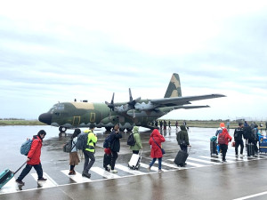 為疏運滯留旅客,28日啟動一架次軍機支援輸運,並滿載70人返台;28日總計疏運853人。(圖/文:馮紹夫)