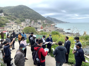 　縣府交旅局向交通部觀光局提出大坵遊客中心基本設計簡報及現勘，獲審查委員大致認同並予以通過。（圖／文：陳鵬雄）