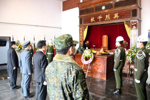 　春季國軍陣（公）亡將士祭典29日在珠螺軍人紀念園區舉行，由指揮官廖建興主祭，縣長劉增應、議長張永江等人與祭，氣氛莊嚴肅穆。（圖／文：曹重偉）