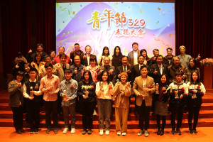 　連江縣111年青年節表揚大會表揚10位社會及學校優秀青年，蔡沛原於會中分享返鄉、設計得獎心路歷程。（圖／文：吳嘉榮）
