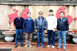 　響應馬祖國際藝術島，前總統馬英九抵馬參訪，與縣長、議長會談，在雙金牌馬祖陳高酒瓶上簽名背書，與地區角力國手王明亮合影鼓勵。（圖／文：曹重偉）