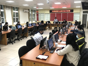 　教育處辦理科學展覽作品製作技巧研習，協助高中、國中小教師及學生持續精進科展研究作品。（圖／文：吳嘉榮）