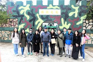 　前總統馬英九率基金會大專青年參訪團31日先後走訪77據點及梅石展區，深入地下坑道，感受身處前線衝擊及藝術作品魅力。（圖／文：曹重偉）