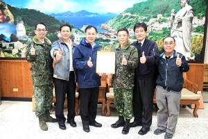 　馬防部政戰主任唐明德調台，縣長劉增應31日頒贈金質榮譽縣民證，肯定他對合作防疫、校園消毒等多項軍民協力事務的貢獻。（圖／文：曹重偉）