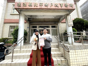 　來自新竹的林先生和女友1日在北竿戶政事務所完成結婚登記。（圖／文：陳鵬雄）