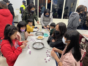 「餐桌上的島」活動尾聲,體驗手作地瓜麵疙瘩。(圖/文:蔡夢玲)