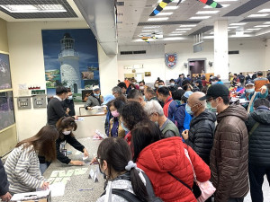 　南北竿1日軍機、民航機共起降22班，創下空運紀錄，總計1231人搭機抵馬，1320人赴台。（圖／文：馮紹夫）