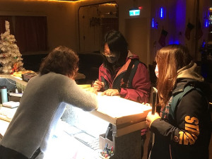 　產發處針對視聽歌唱相關業者展開稽查作業，宣導最新防疫規範以及發放快篩試劑，籲請共同遵守防疫政策。（圖／文：吳嘉榮）