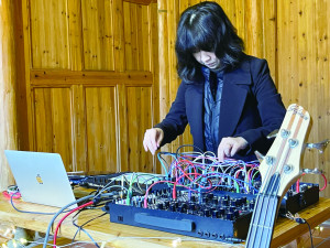 　「海島電音對話」，4月2日邀請來自高雄的Go Go Machine Orchestra-王品心與海大熱音社風土交會在坂里大宅演出。（圖／文：陳鵬雄）