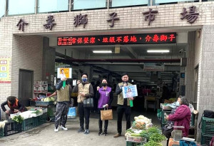 民進黨連江縣議員參選人劉浩晨推出特色競選小物「保平安防疫酒精噴罐」,美觀又實用吸引民眾目光。(圖:民進黨連江縣黨部)