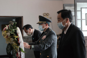 指揮官與縣長、議長共同擔任主祭者,緬懷忠烈犧牲奉獻精神。(圖:杜育萱)