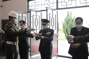 指揮官廖中將與縣長、議長向先烈靈位上香致意。(圖:杜育萱)