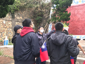 南竿守備大隊混砲連輔導長馬中尉率單位官兵前往黃花崗十烈士紀念碑,講解青年節之由來。(圖:馬武群)