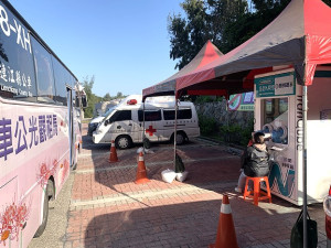　一新竹遊客通報隔離，縣府3日下午召開因應防疫會議，團員與旅行社人員在縣立醫院進行快篩（圖／文：馮紹夫）