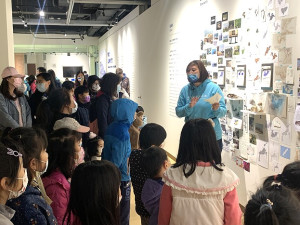 　文化處FUN假遊藝術兒童節專案，帶領大人、小孩遊覽馬祖國際藝術島展場。（圖／文：馮紹夫）