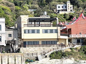 　橋仔及白沙村活動中心都位在廟旁，未來都將擔任村莊重要集會場所的功能。（圖／文：陳鵬雄）