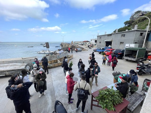 　清明連假橋仔往大坵生態航班人潮大爆滿，碼頭道路兩側停滿自由行遊客機車。（圖／文：陳鵬雄）