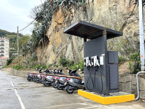 　白沙電動機車充電站因居民對低頻噪音有意見，已經遷移至較偏僻位置。（圖／文：陳鵬雄）
