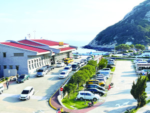 　北竿航空站前停車場完工後，現階段站前車道擁擠的情況可望大幅改善。（圖／文：陳鵬雄）