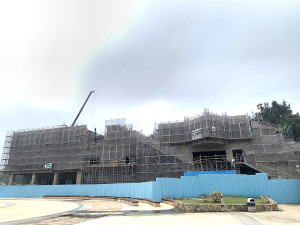 　連江縣民樂活多功能體育館暨社福中心新建統包工程進度38.68%，預定明年6月完工。（圖／文：馮紹夫）