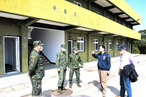 　疫情升溫，縣內防疫不敢怠慢，指揮中心6日由縣長劉增應等會同軍方人員先後前往牛角中營區、北海南營區現勘隔離收治場所整備情形。（圖／文：曹重偉）