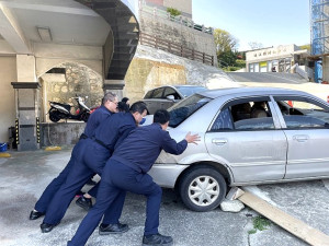 南竿鄉一名婦人在警察局前因路況不熟,倒車時沒抓好距離,使車輛後輪陷入坡崁無法動彈,好在南竿所員警即時救援脫困。(圖:連江縣警察局)