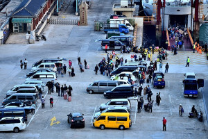　臺馬之星、臺馬輪兩艘客貨輪7日先後抵達東引，下船旅客數超過300人，中柱港湧現觀光人潮。（圖／文：陳其敏）