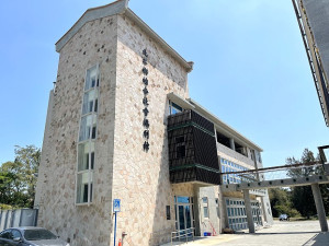 　去年7月意外火災的北竿社福大樓完成災後復原，位於1樓的公托業務可望在4月下旬前後復課。（圖／文：陳鵬雄）