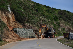 　東引燈塔路海峰營區下方坍塌邊坡，利用石籠補強坡地的強度，並降低對自然景觀的衝擊。（圖／文：陳其敏）