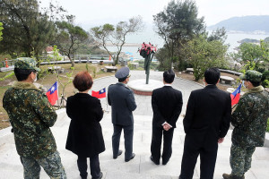　縣長劉增應、指揮官廖建興、議長張永江等參觀國際藝術島位於軍人紀念園區內的「珠螺花開時」，結束後不撤除並增設相關典故及說明。（圖／文：曹重偉）