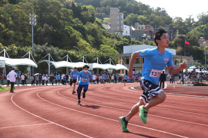 　介壽校慶運動會9日接續展開第2天賽事、閉幕及頒獎典禮，整個運動場熱鬧非凡。（圖／文：吳嘉榮）
