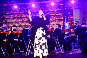 　好酒沉甕底，馬祖國際藝術島閉幕展演「如果你來馬祖」音樂會9日晚間在民俗文物館前廣場閃亮登場，讓大家度過感動又精彩的音樂夜。（圖／文：曹重偉）