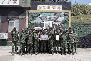 　廖指揮官致贈高登及亮島官兵慰問品。（圖：杜育萱）