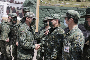 　廖指揮官肯定官兵駐守前線辛勞。（圖：杜育萱）