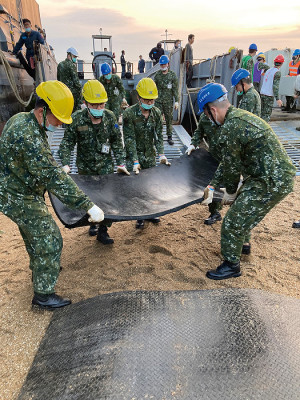 官兵於作業前先行鋪設膠墊,以利後續任務遂行。(圖:林政宇)
