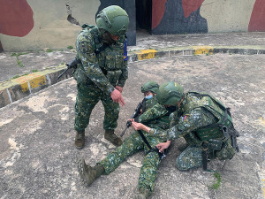 官兵進行戰傷救護演練,迅速以止血帶完成止血。(圖:蔣宗明)