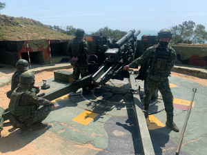 官兵實施105榴彈砲戰備演練。(圖:蔣宗明)