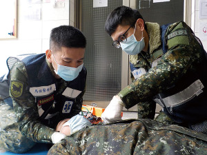 官兵實施緊急救護演練,強化醫療專業技能。(圖:宋沛縜)