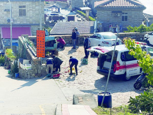 　橋仔入村口斜坡道10日下午發生機車自摔意外，兩位傷者後送南竿。（圖／文：陳鵬雄）