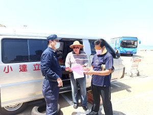 　北竿警察所針對轄內民宿業者及機車租賃業予以交通安全宣導。（圖：北竿警察所）